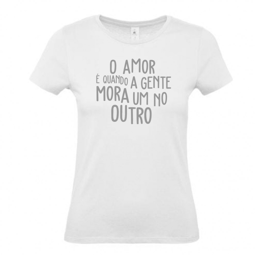 O Amor é Quando a Gente Mora Um no Outro  T-Shirt Branca